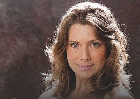 Letícia Spiller posa sem sutiã aos 41 anos e arranca elogios