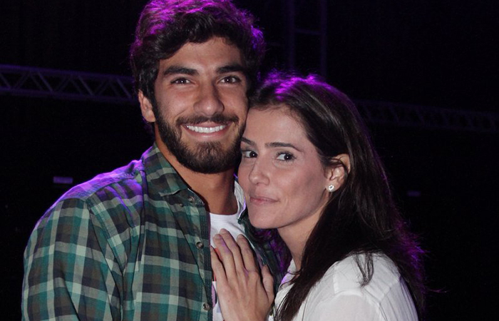 Namorando há 3 meses, Deborah Secco anuncia gravidez