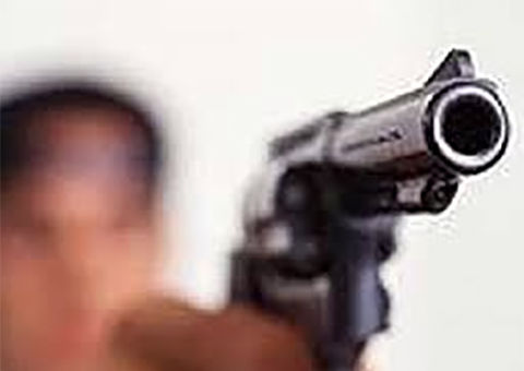 Em troca de tiros com polícia, assaltante morre