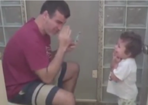 Vídeo com pai surdo ensinando o filho a escovar os dentes cativa internautas