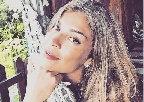 Com decotão, Grazi Massafera posa sexy e exibe resultado de novas próteses de silicone