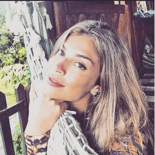 Com decotão, Grazi Massafera posa sexy e exibe resultado de novas próteses de silicone
