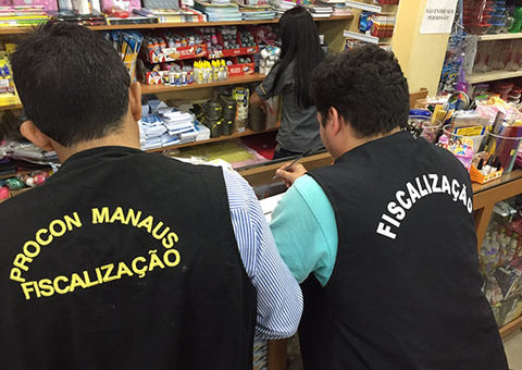 Mercado faz promoção com mercadorias fora do prazo de validade