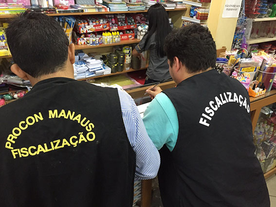 Mercado faz promoção com mercadorias fora do prazo de validade
