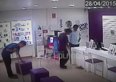 Circuito interno mostra como bandidos renderam funcionários de loja da Vivo em Manacapuru; dois presos