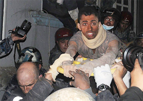 Preso sob escombros por 4 dias, bebeu urina e sobreviveu