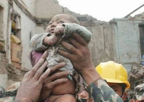Bebê de 4 meses sobrevive após passar 22 horas soterrado no Nepal