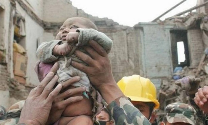 Bebê de 4 meses sobrevive após passar 22 horas soterrado no Nepal