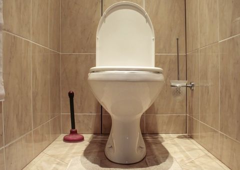 Homem tenta salvar smartphone e fica preso em vaso sanitário