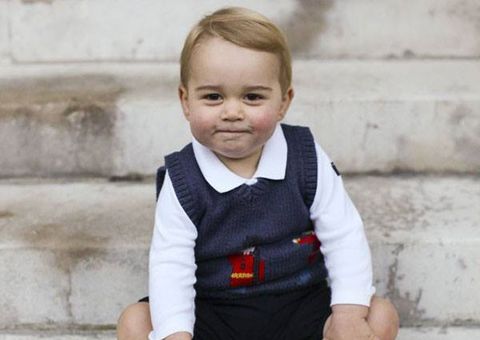 Fofura! Príncipe George esbanja estilo de óculos escuro durante passeio