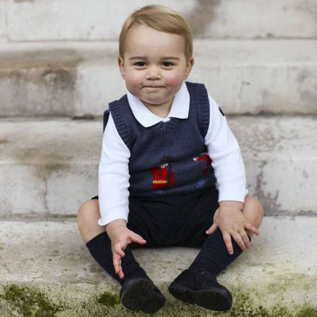 Fofura! Príncipe George esbanja estilo de óculos escuro durante passeio
