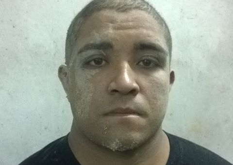  'Azarado do crime' tenta se enterrar no barro ao ser pego pela polícia