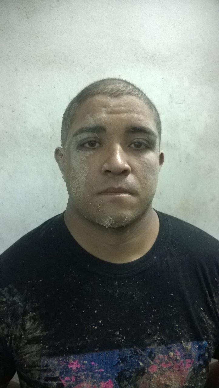  'Azarado do crime' tenta se enterrar no barro ao ser pego pela polícia