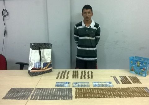   Jovem é flagrado roubando moedas e deixa tudo cair durante fuga