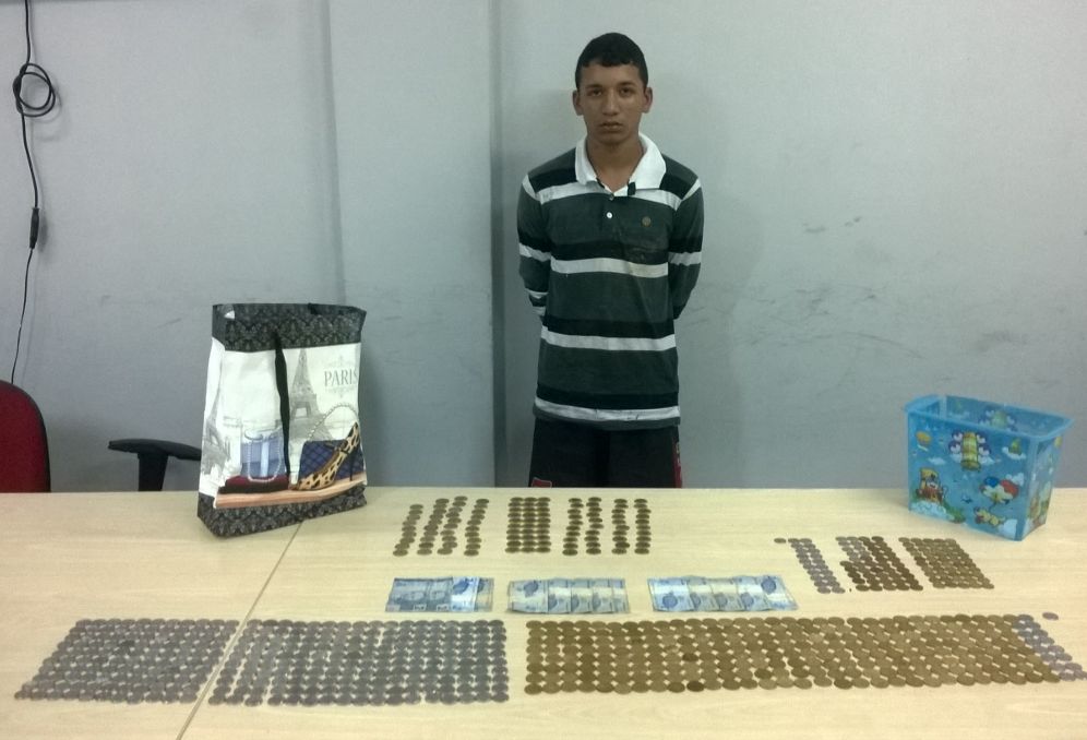   Jovem é flagrado roubando moedas e deixa tudo cair durante fuga