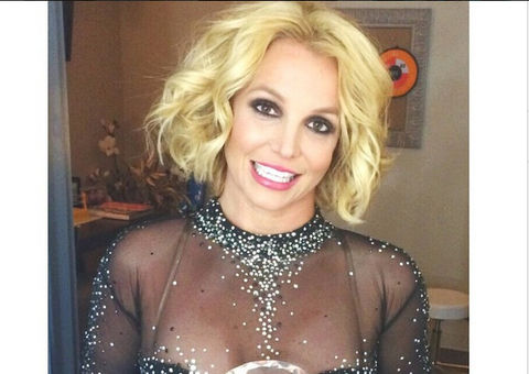 Britney Spears torce tornozelo e não se aguenta em pé durante show 