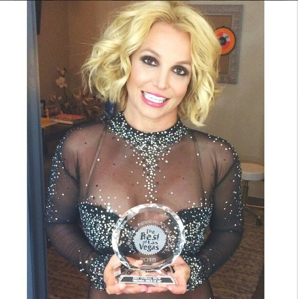 Britney Spears torce tornozelo e não se aguenta em pé durante show 