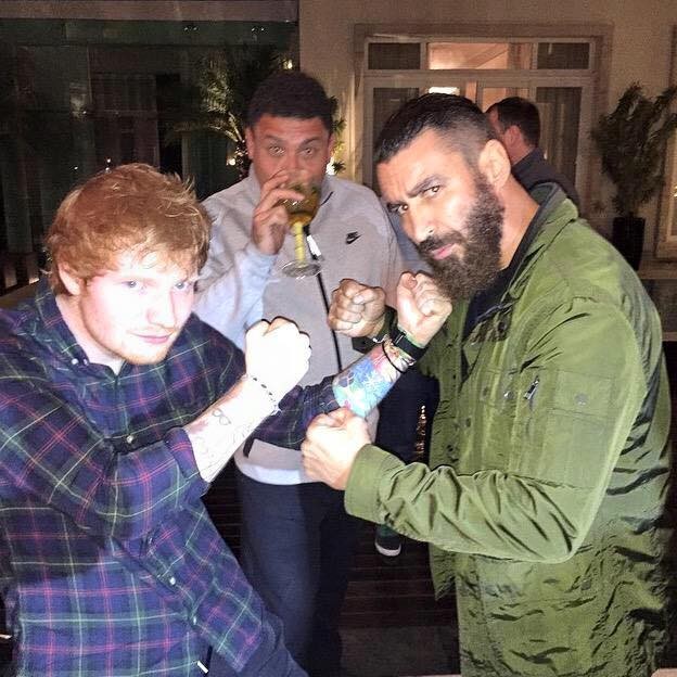 Ronaldo Fenômeno dá festa em casa para cantor britânico Ed Sheeran