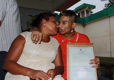 Casamento coletivo em presídio oficializa união de 18 casais 