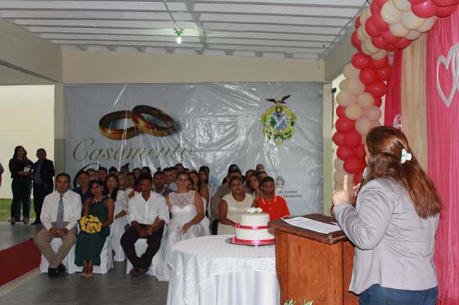 Casamento coletivo em presídio oficializa união de 18 casais 