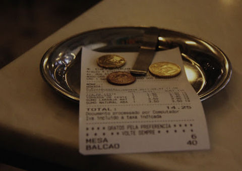 Garçonete recebe gorjeta de quase R$ 600 de cliente para visitar o filho