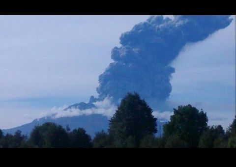 Vulcão Calbuco entra em atividade novamente no Chile. Veja imagens