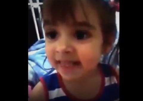 Veja o que esta bebê tem a dizer sobre a polícia