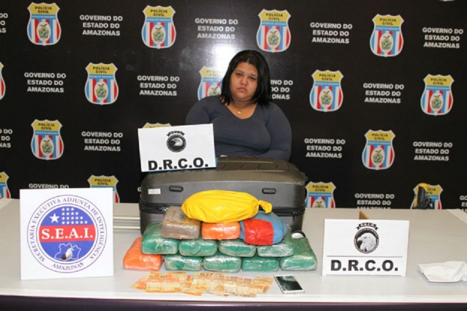  Jovem é flagrada traficando drogas em barco no Porto de Manaus
