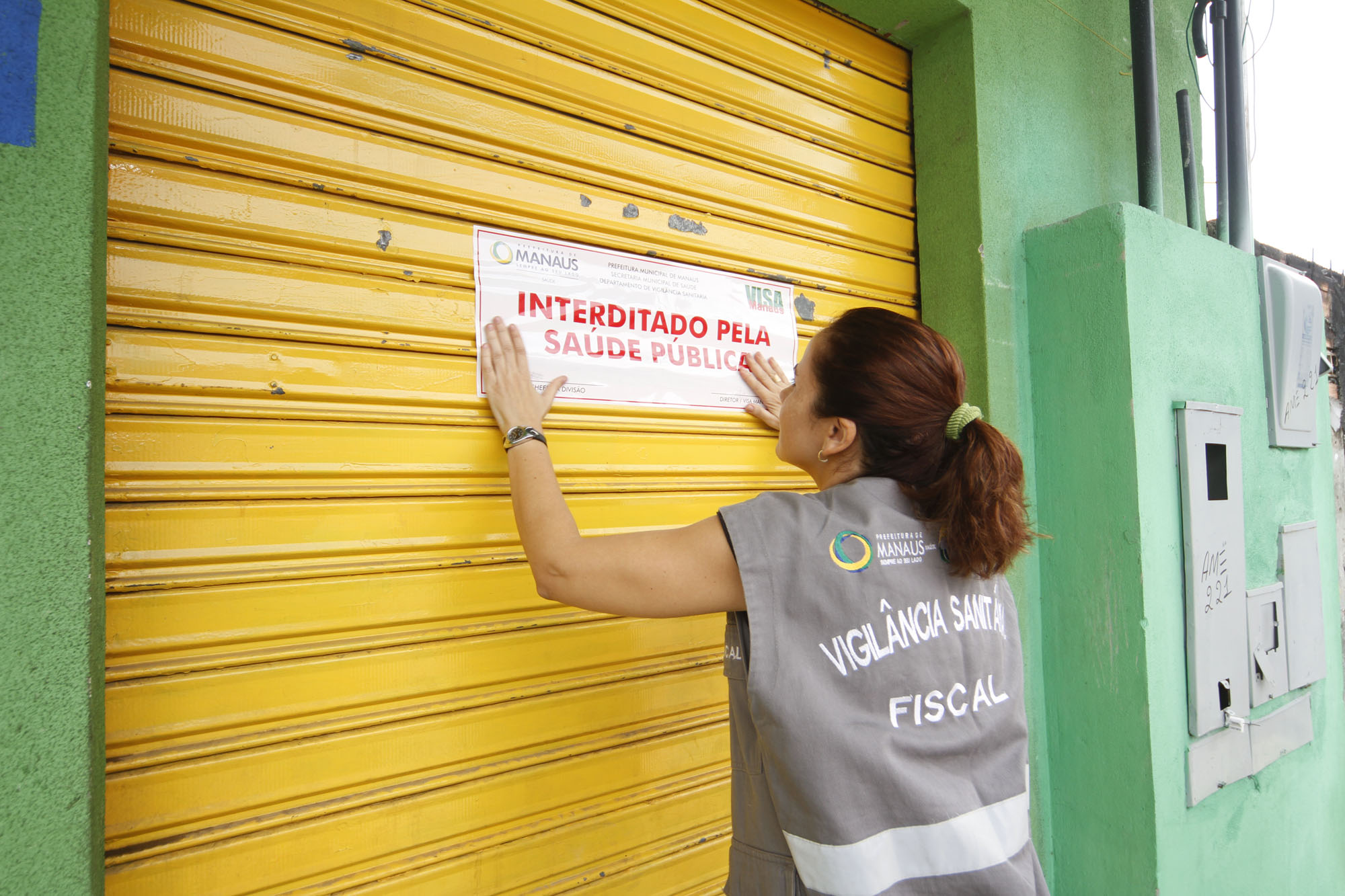 Visa Manaus interdita mercadinho por venda ilegal de medicamentos