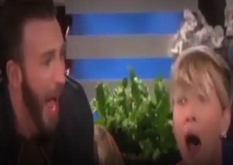 Chris Evans quase mata Scarlett Johansson do coração com susto durante entrevista