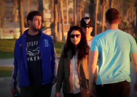 O que você faria se um cara chegasse elogiando os peitos da sua namorada? Veja