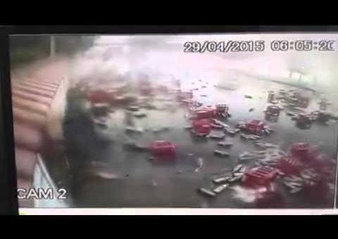 Casa é Atingida por "Avalanche" de Refrigerante. Veja vídeo