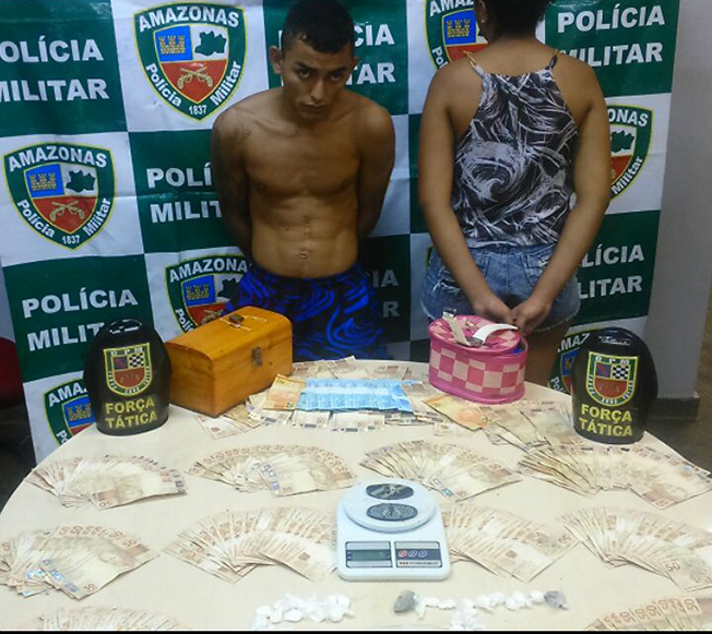 No morro, um homem e uma adolescente são presos por tráfico de droga