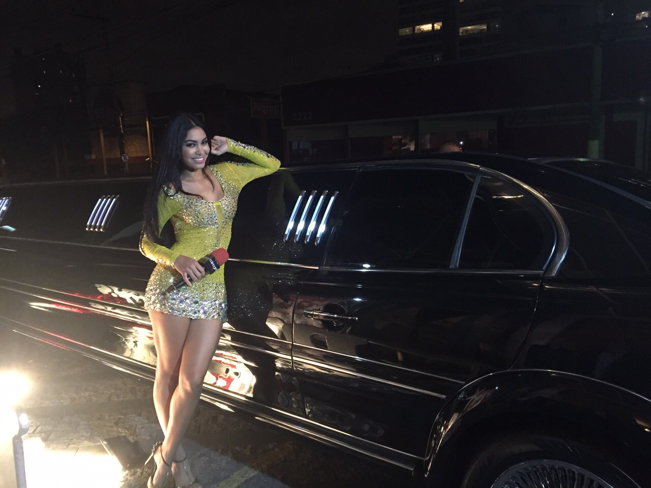 Com vestido de R$ 30 mil, Sheislane Hayalla ataca de repórter por um dia em SP