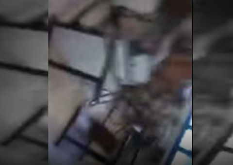 Alunos gazeteiros quebram escola com chegada de diretora que pôs ordem e filmam tudo