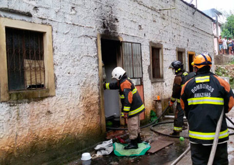 Mulher tem casa incendiada após briga com companheiro