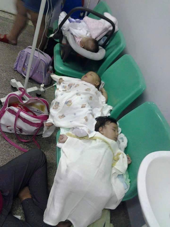 Criancinhas dormem nas cadeiras do corredor de Hospital da Zona Leste de Manaus. Veja