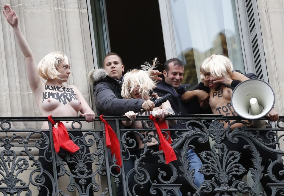 Ativistas do Femen atrapalham discurso em Paris