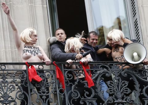 Ativistas do Femen atrapalham discurso em Paris