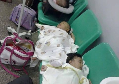 Criancinhas dormem nas cadeiras do corredor de Hospital da Zona Leste de Manaus. Veja