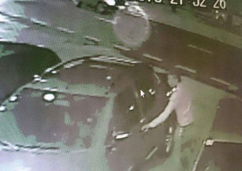 Veículo é roubado enquanto namorada esperava no estacionamento de drogaria