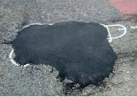 Com pênis, grafiteiro consegue finalmente tapar buracos no asfalto das ruas