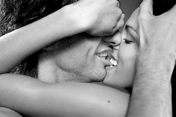 Veja o que acontece com seu corpo quando você beija alguém