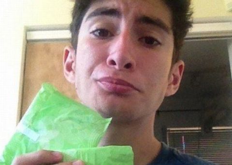 Adolescente é 'assediado' na web ao incentivar outros garotos a levarem absorventes para escola