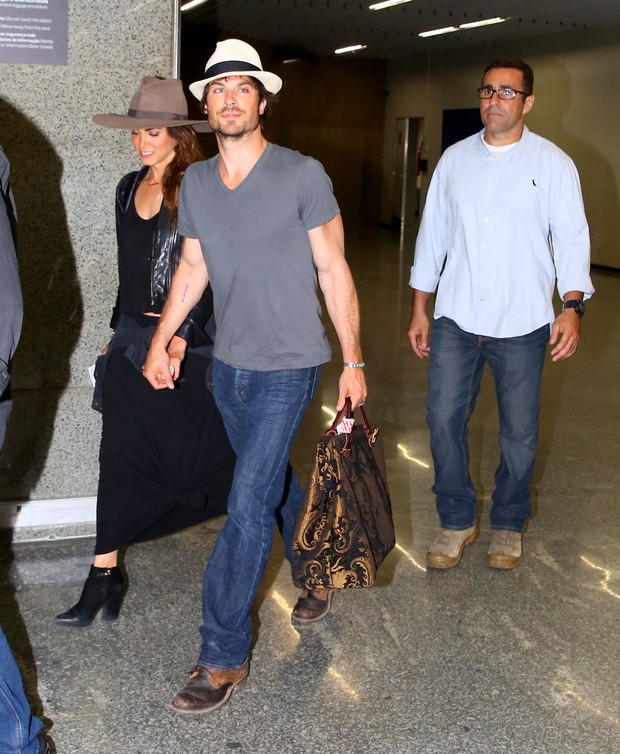 Recém-casados, Ian Somerhalder e Nikki Reed desembarcam no Brasil