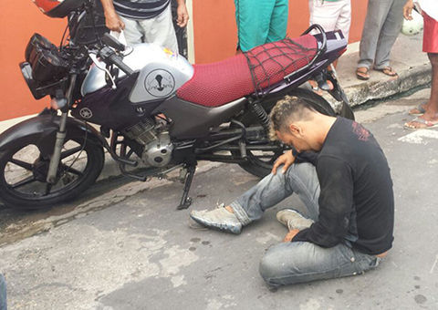 Assaltantes colidem com motocicleta e são pegos por moradores