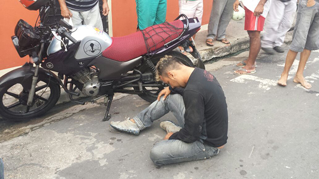Assaltantes colidem com motocicleta e são pegos por moradores