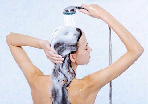 Aprenda de uma vez por todas como se livrar da caspa