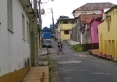 Estacionamento na rua prejudica coleta de lixo no Japiim