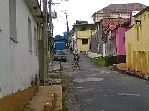 Estacionamento na rua prejudica coleta de lixo no Japiim